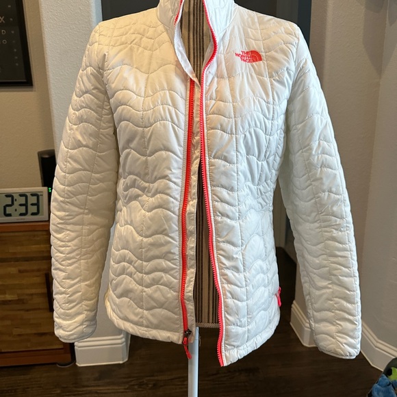 The North Face Women's White Jacket large puffer zip closure & pockets - Picture 5 of 15